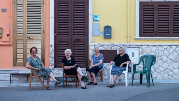 La Policía lo confirma: tomar el fresco en la calle puede ser ilegal, por más que sacar las sillas sea tradición en España 1 La Policía lo confirma: tomar el fresco en la calle puede ser ilegal