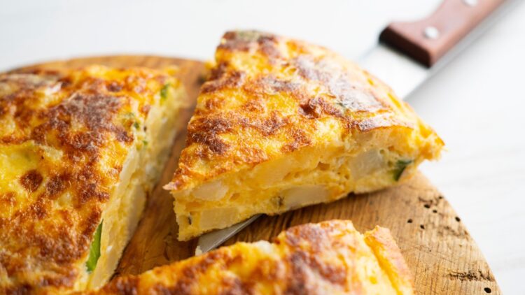 Confirmado: esta receta alternativa para hacer la tortilla está haciendo que los jóvenes le pierdan el miedo a hacerlas 1 Receta alternativa para hacer la tortilla