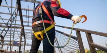 Un trabajador cobra 40.000 euros por cambiar una bombilla