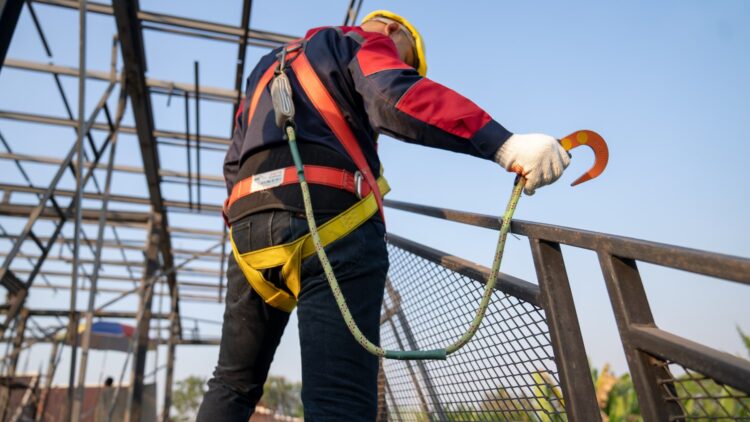 Confirmado: un trabajador cobra 40.000 euros por cambiar una bombilla dos veces al año en estas condiciones 1 Un trabajador cobra 40.000 euros por cambiar una bombilla