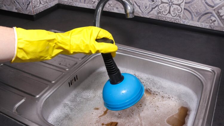 Confirmado: el truco casero que recomienda un fontanero para desatascar cualquier fregadero en 5 minutos 1 Desatascar cualquier fregadero en 5 minutos