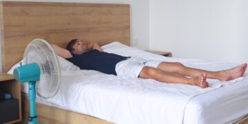 Consejos de un doctor para conciliar el sueño en verano y con calor