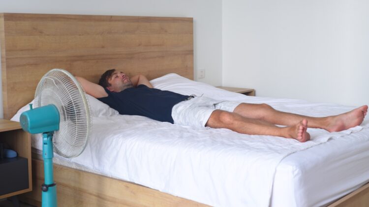 Consejos de un doctor para conciliar el sueño en verano y con calor