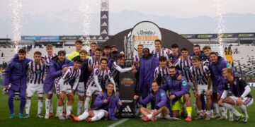 El Real Valladolid celebra con el trofeo del Desafío Centenario
