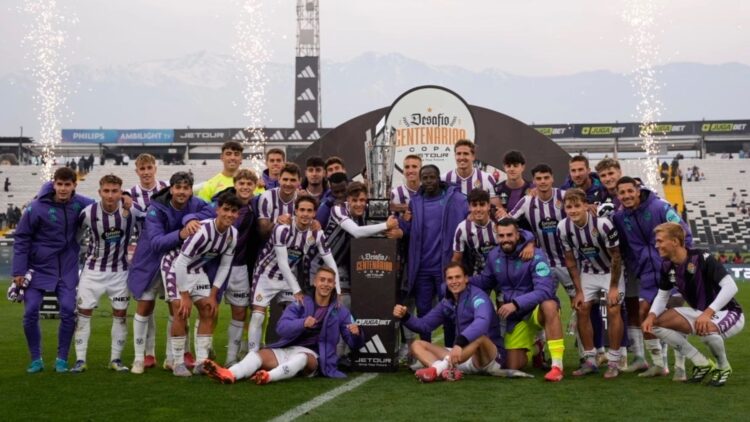 El Real Valladolid, de vuelta con deberes hechos y por hacer 1 El Real Valladolid celebra con el trofeo del Desafío Centenario