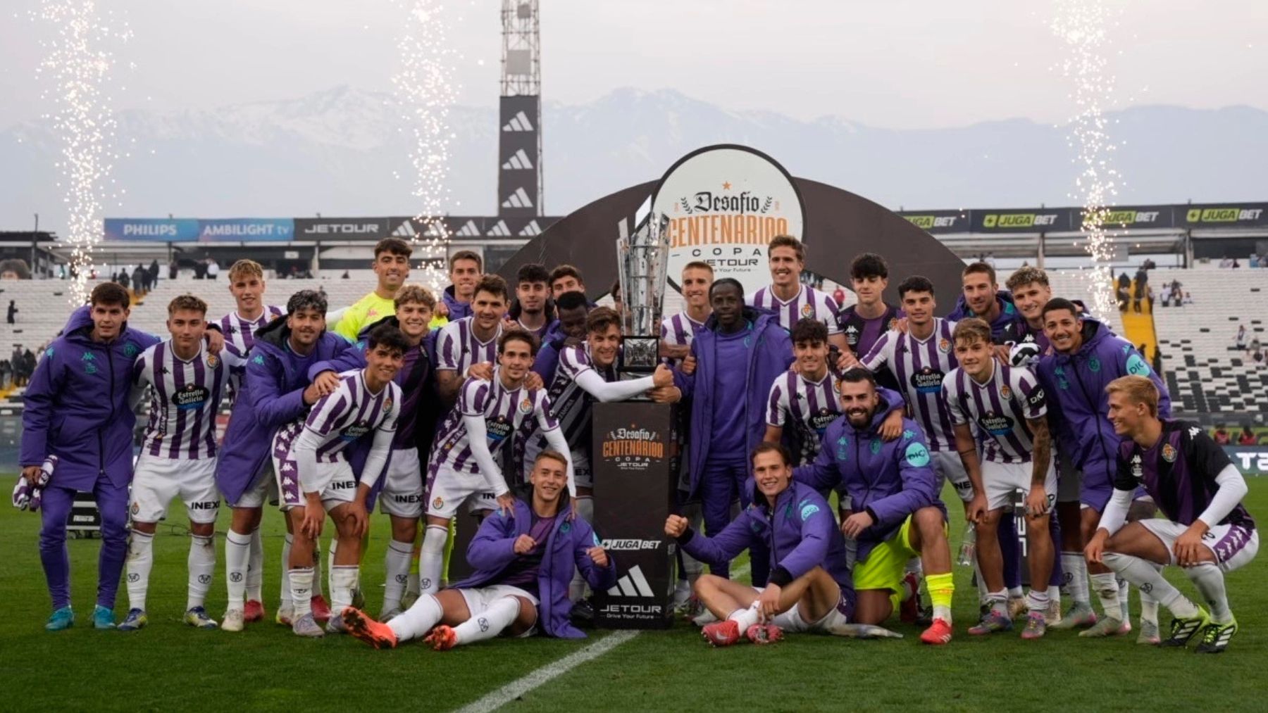 El Real Valladolid celebra con el trofeo del Desafío Centenario