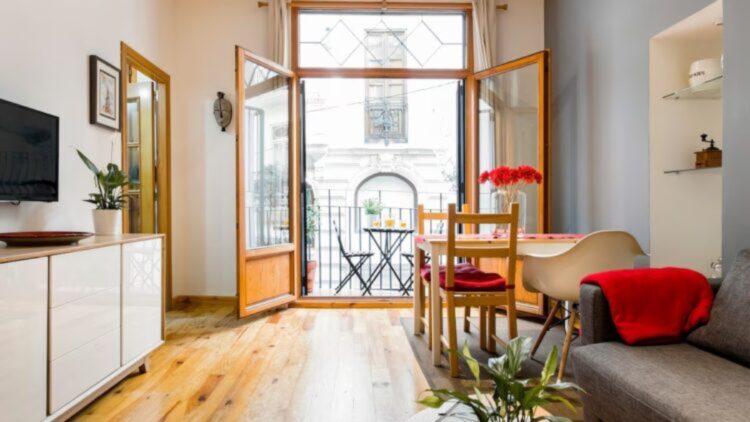 Cambia su trabajo fijo por alquilar pisos en Airbnb y da un giro drástico a su vida: este es el dineral que gana 1 Cambia su trabajo fijo por alquilar pisos en Airbnb