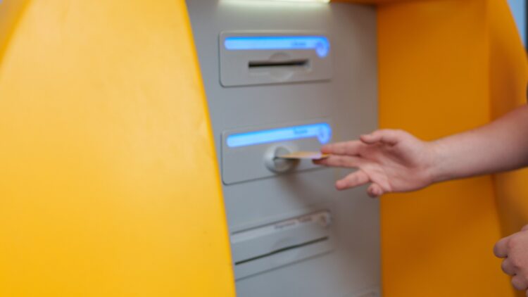 Adiós a los ahorros: este simple gesto en el cajero automático puede hacer que los cacos vacíen tu tarjeta 1 Adiós a los ahorros: este simple gesto en el cajero automático