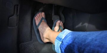 ¿Me pueden multar este verano si conduzco con chanclas?