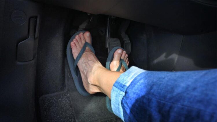 ¿Me pueden multar este verano si conduzco con chanclas? RACE resuelve la duda de una vez por todas 1 ¿Me pueden multar este verano si conduzco con chanclas?