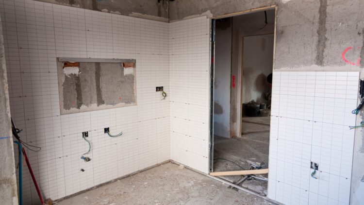 Reforman su cocina y lo que se encuentran les deja sin palabras: este es el dineral que había tras los azulejos 1 Reforman su cocina y lo que se encuentran les deja sin palabras