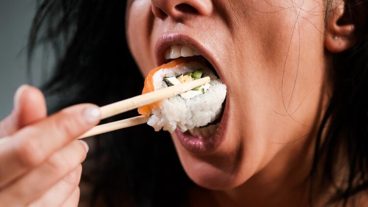 La razón por la que te apetece comer más cuando estás aburrido
