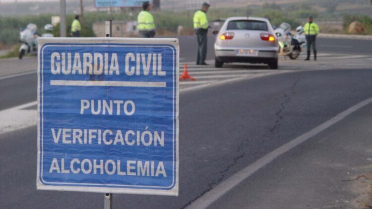 La DGT lo hace oficial: así será la campaña por la que realizará 30.000 controles diarios de alcohol y drogas 1 La DGT lo hace oficial: así será la campaña
