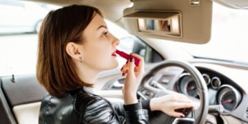 La DGT lo confirma: si tienes por costumbre maquillarte en el coche