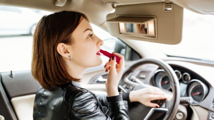 La DGT lo confirma: si tienes por costumbre maquillarte en el coche, este es el multazo que te pueden meter 1 La DGT lo confirma: si tienes por costumbre maquillarte en el coche