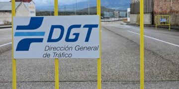 Ni chuletas ni suerte: así es como puedes aprobar el examen teórico de la DGT con estos sencillos pasos