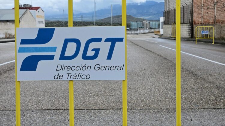 Ni chuletas ni suerte: así es como puedes aprobar el examen teórico de la DGT con estos sencillos pasos 1 Ni chuletas ni suerte: así es como puedes aprobar el examen teórico de la DGT con estos sencillos pasos