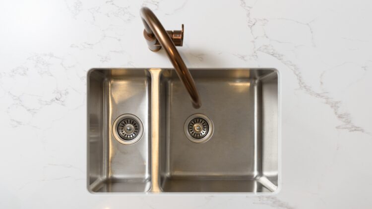 Confirmado: este truco casero con un vaso de agua mejorará la higiene de tu cocina durante tus vacaciones 1 Un vaso de agua mejorará la higiene de tu cocina