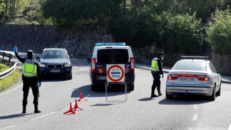 La Guardia Civil le dio el alto en carretera al ver un bulto sospechoso en su coche... y esta es la sorpresa que se llevó 1 La Guardia Civil le dio el alto en carretera al ver un bulto sospechoso