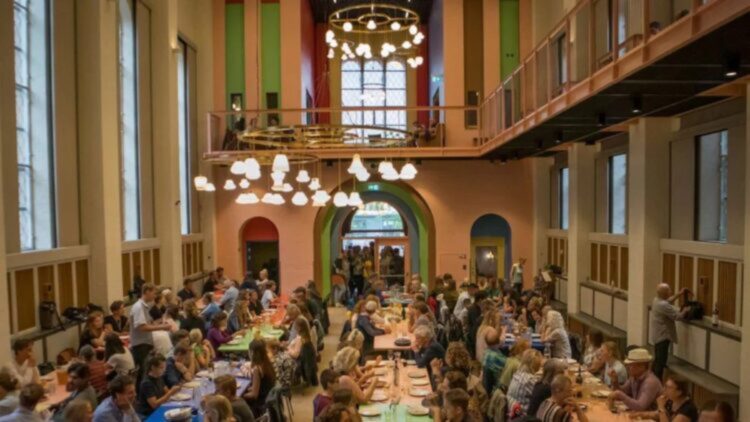 Ni misa ni sermones: en esta antigua iglesia ahora se juega al ping-pong y se baila los fines de semana 1 En esta antigua iglesia ahora se juega al ping-pong