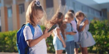Los niños españoles tienen móvil e internet cada vez antes