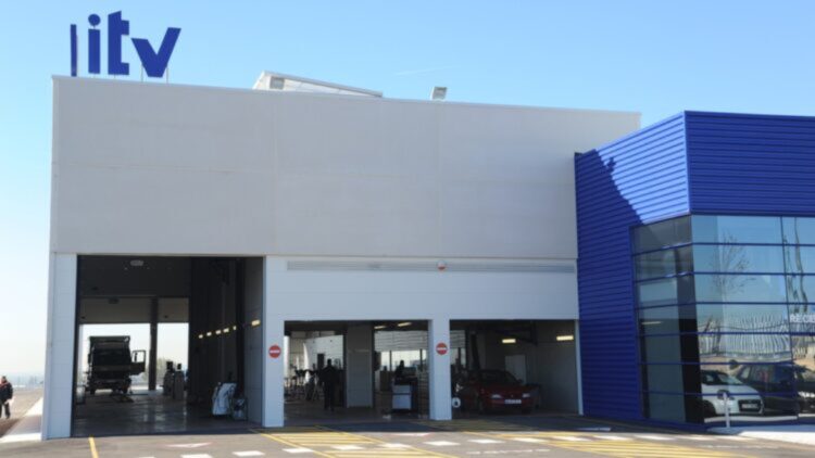 Ni mecánico ni taller: con estas comprobaciones puedes pasar la ITV a la primera y sin gastar un euro de más 1 Comprobaciones puedes pasar la ITV a la primera