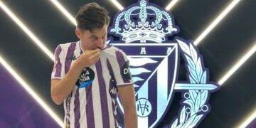 Iván Alejo se besa el escudo en su presentación