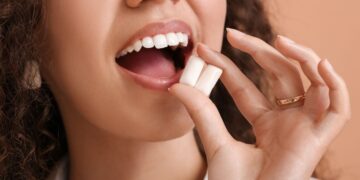 Los beneficios y los riesgos de mascar chicle