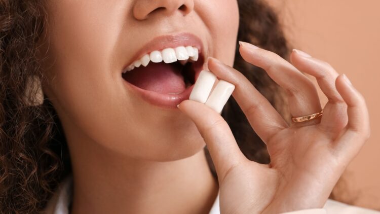Una odontóloga lo confirma: estos son los beneficios y los riesgos de mascar chicle después de comer 1 Los beneficios y los riesgos de mascar chicle