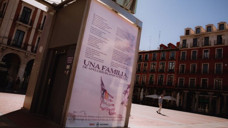 El emotivo mensaje del Real Valladolid a sus abonados: "Una familia" 1 El emotivo mensaje del club a sus abonados luce así en la Plaza Mayor | Foto: Real Valladolid