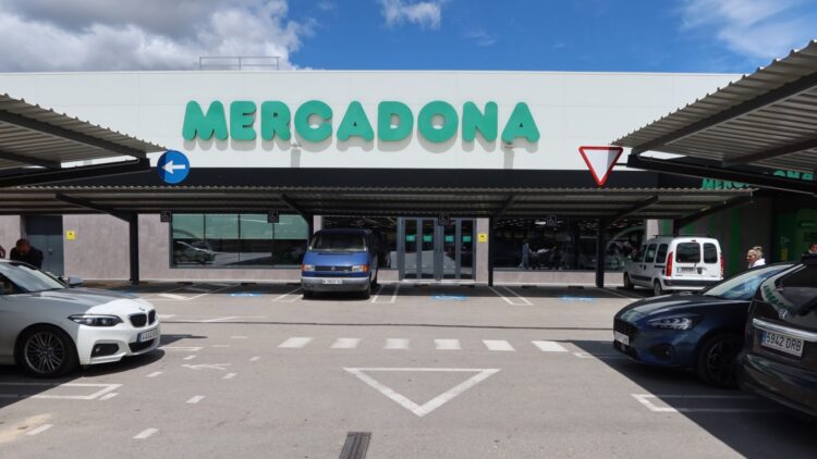 Mercadona lo vuelve a hacer: esta bebida refrescará tu verano por menos de 2 euros y sin azúcares añadidos 1 Mercadona lo vuelve a hacer: esta bebida refrescará tu verano