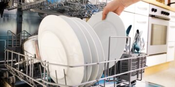 El efecto que tiene en la naturaleza que laves tus platos en el lavavajillas