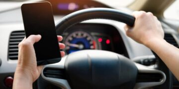 Los segundos que tardas en mirar el móvil mientras conduces