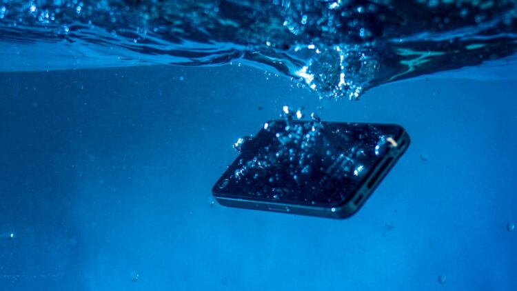 Confirmado: si tu móvil se moja este verano, esta es la forma más eficaz de secarlo (y no es metiéndolo en arroz) 1 Confirmado: si tu móvil se moja este verano