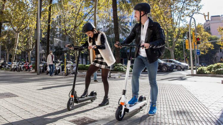 Nueva ley de movilidad: estas son las nuevas imposiciones del Gobierno a los usuarios de patinetes eléctricos 1 Imposiciones del Gobierno a los usuarios de patinetes eléctricos