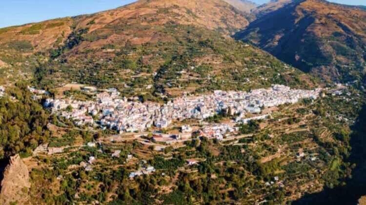 Confirmado: este pueblo de Andalucía se ha convertido en 'la capital del agua' tras ser refugio de Lorca y Virginia Woolf 1 Este pueblo de Andalucía se ha convertido en 'la capital del agua'