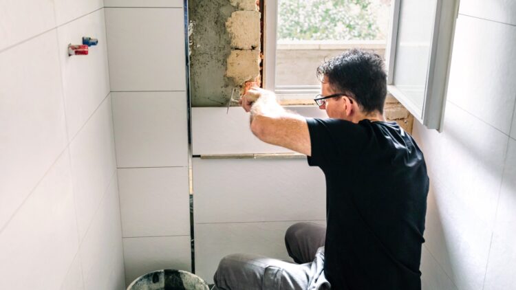 Como un viaje al pasado: reforma su baño y se encuentra esto que llevaba escondido más de 40 años 1 Reforma su baño y se encuentra esto