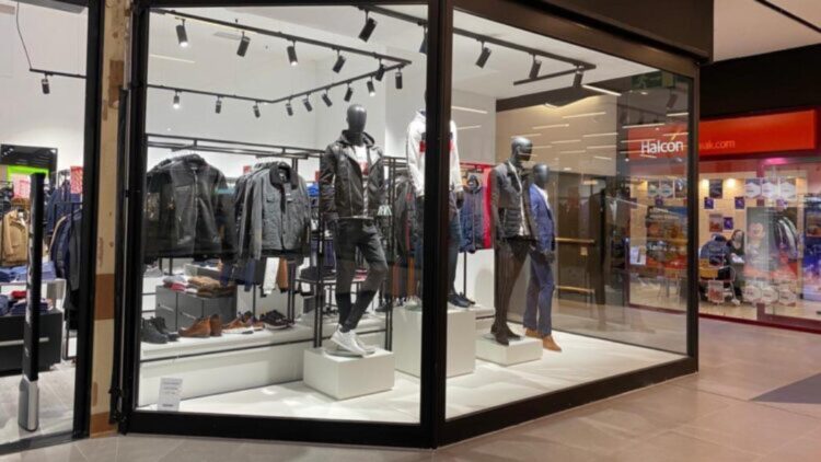 No solo quitarle la etiqueta: esto es lo que debes hacer antes de estrenar la ropa recién comprada, según un experto 1 Lo que debes hacer antes de estrenar la ropa recién comprada