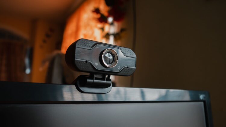 Tapar la webcam de tu ordenador no es ninguna locura: así la utilizan los hackers sin que te des cuenta 1 Tapar la webcam de tu ordenador no es ninguna locura