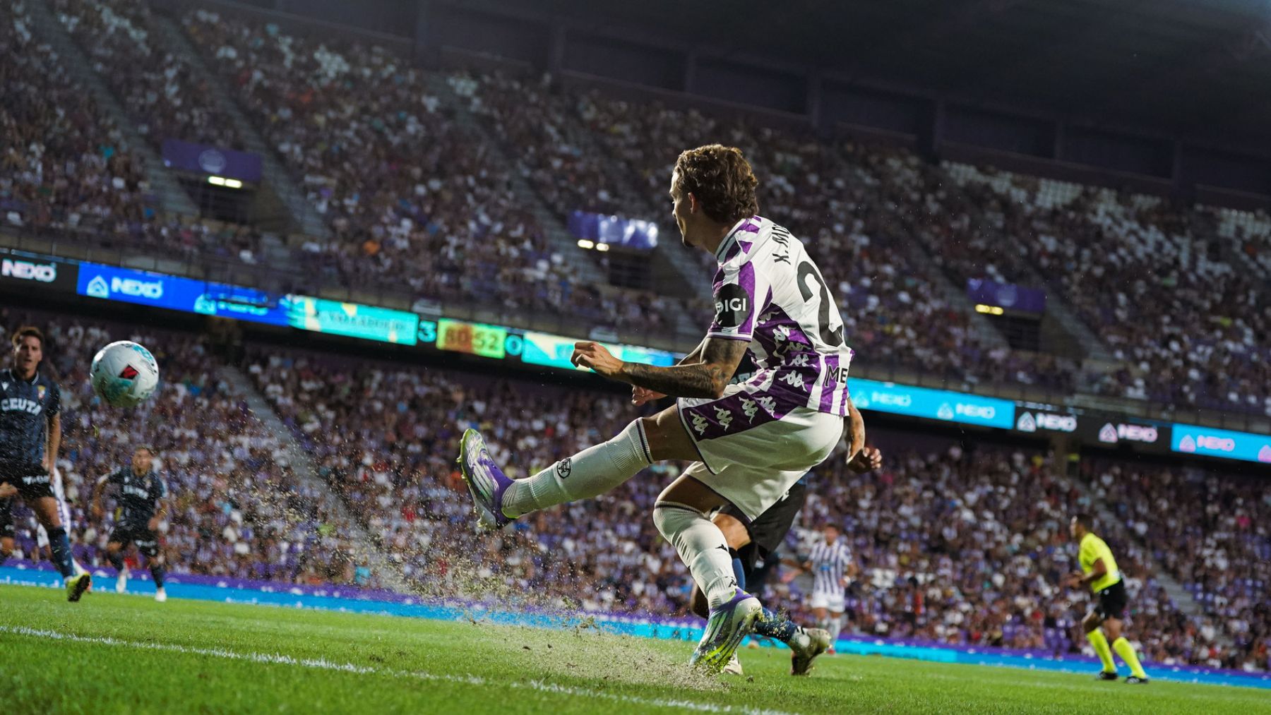 Las bandas del Real Valladolid, una máquina de movimiento perpetuo 3 Xavi Moreno ante el Ceuta