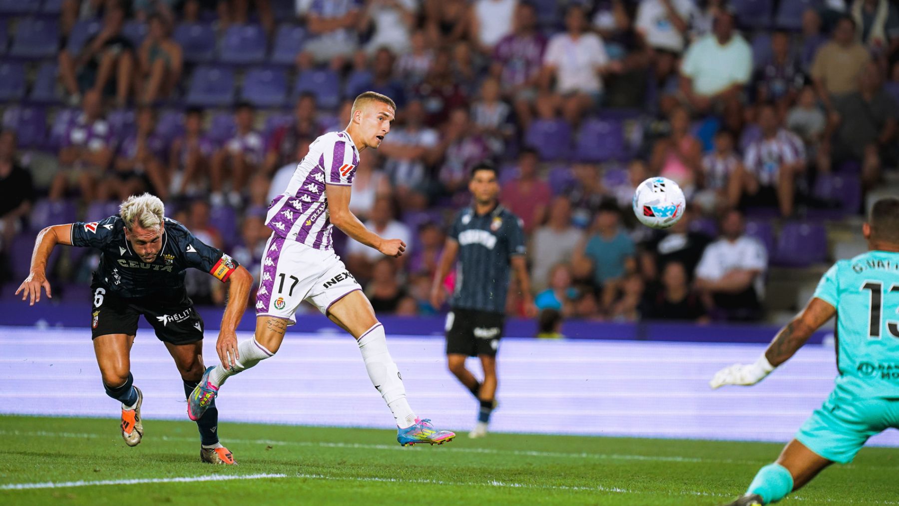 Las bandas del Real Valladolid, una máquina de movimiento perpetuo 2 Stipe Biuk tira a puerta ante el Ceuta