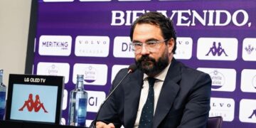 Víctor Orta en rueda de prensa