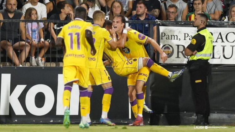 Sangre, sudor y tres puntos en Castalia 1 El Real Valladolid celebra el gol de Latasa en Castalia