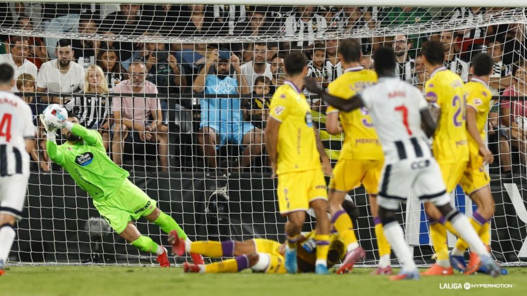 Sangre, sudor y tres puntos en Castalia 2 Guilherme Fernandes niega el tanto de falta a Awer Mabil