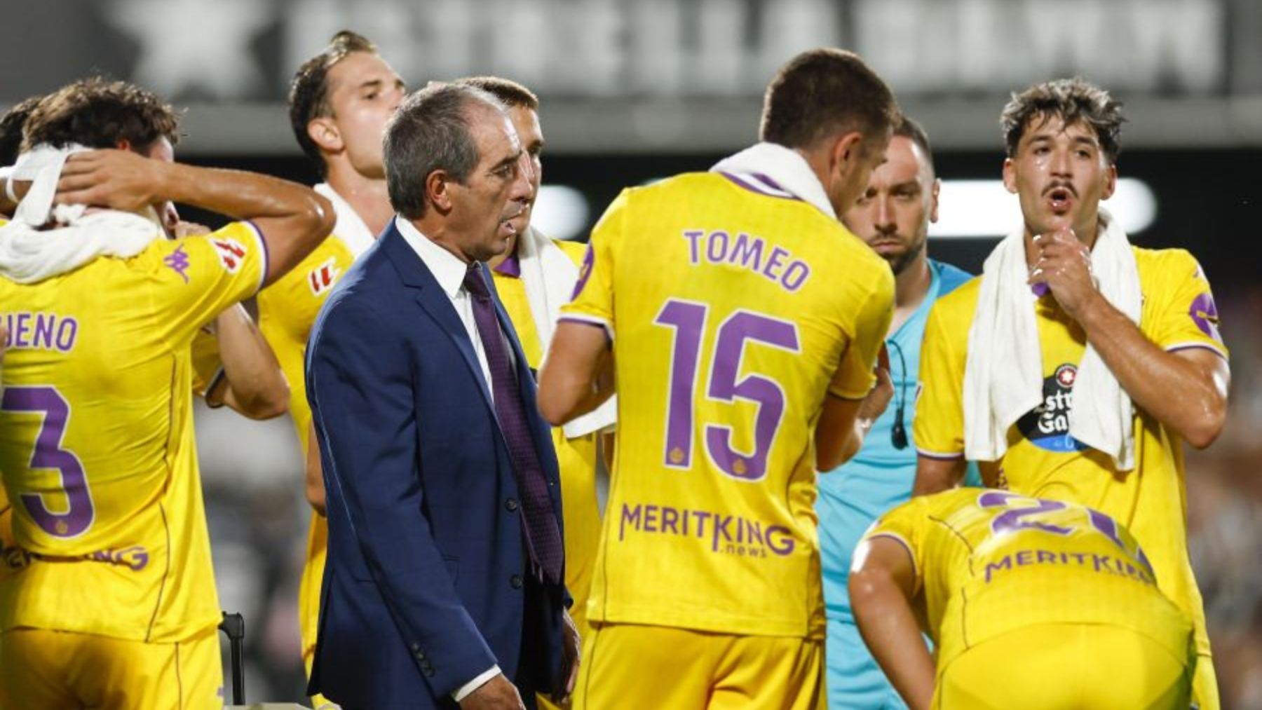Guillermo Almada: "Nos llevamos tres puntos muy valiosos" 2 Almada instruye durante la pausa de hidratación ante el Castellón