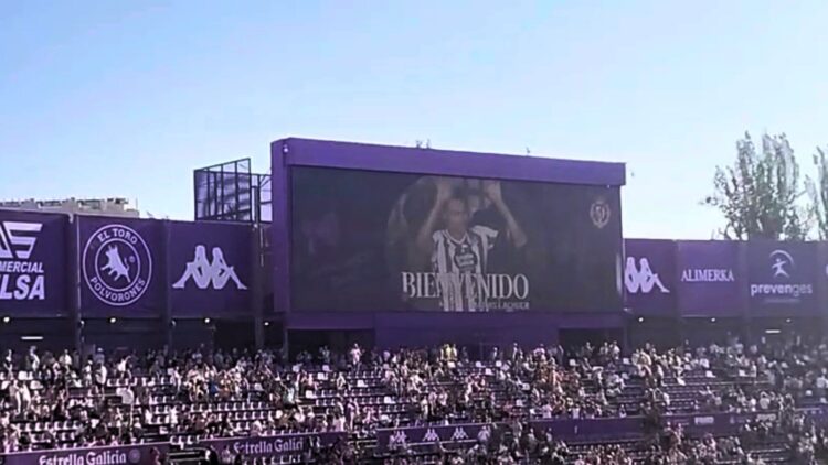 El Real Valladolid presenta a Lachuer... antes de jugar contra el Córdoba 1 Lachuer, en la grada
