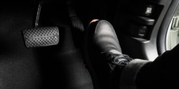 El acelerador de los coches modernos tiene una función