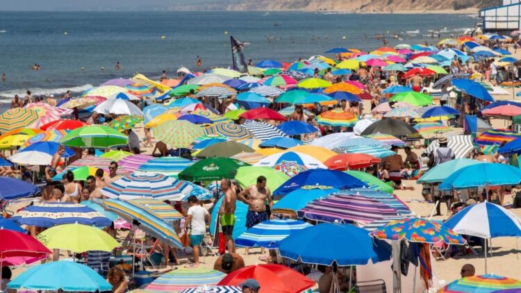 Adiós a la gratuidad: esta conocida playa tendrá zona azul para aparcar cerca y la medida despierta una gran polémica 1 Esta conocida playa tendrá zona azul para aparcar cerca