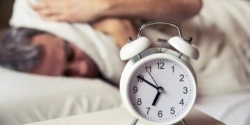 ¿Por qué me levanto cansado aunque duerma del tirón?