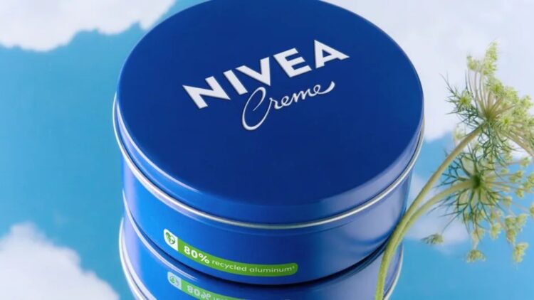 Adiós al mito de la crema azul de Nivea: un químico desvela si su famosa lata azul es buena para tu rostro o no 1 Un químico desvela si la famosa crema azul de Nivea es buena para tu rostro o no